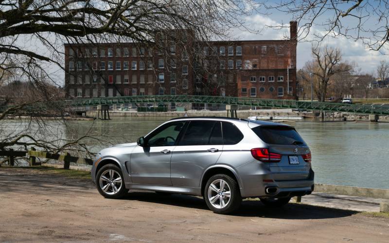 Comparison BMW X5 Hybrid 2017 vs Lexus LX 570 2017 SUV Drive